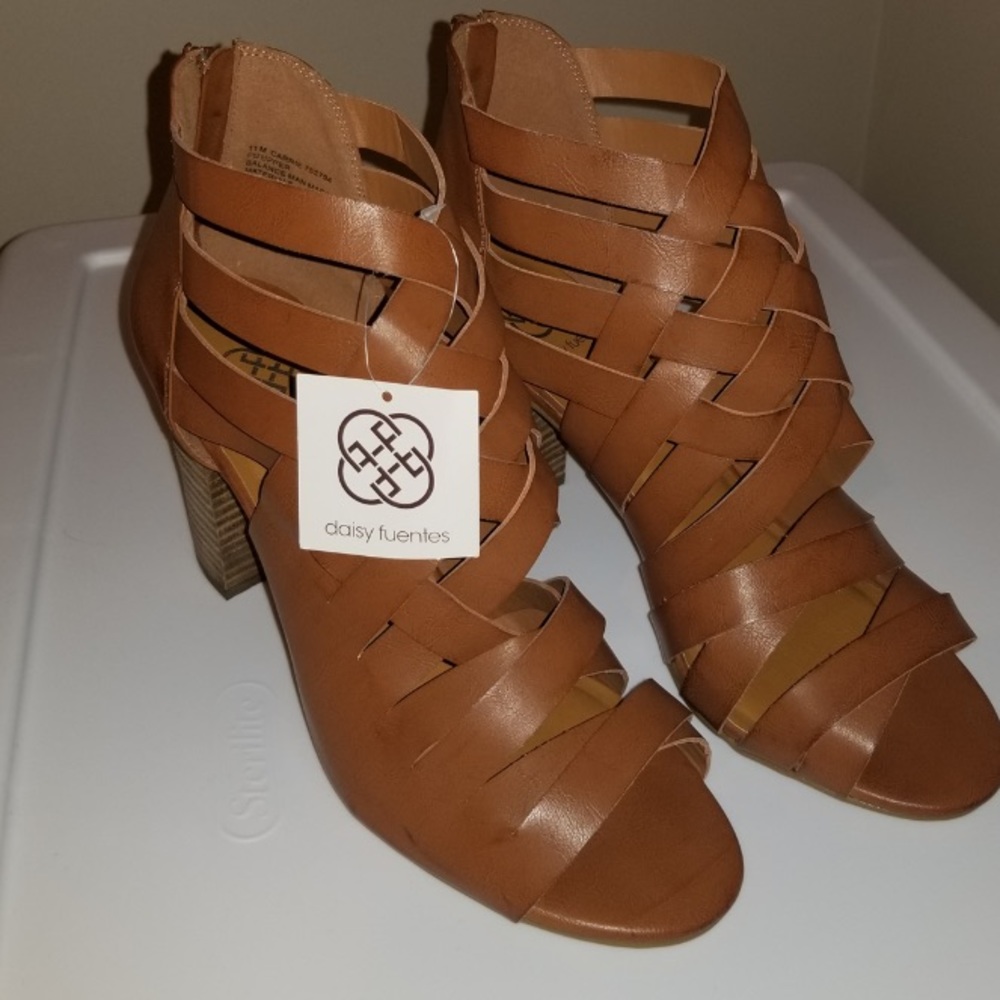 Daisy Fuentes strappy heels